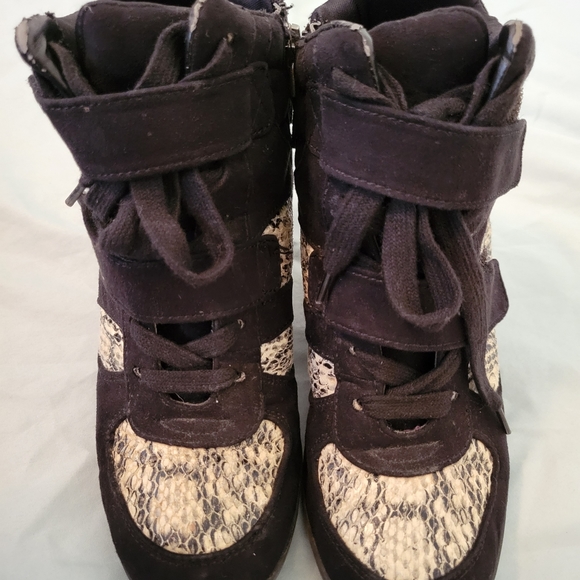 Size 6 Simply Vera Snakeprint Wedge Sneakers - Picture 7 of 11